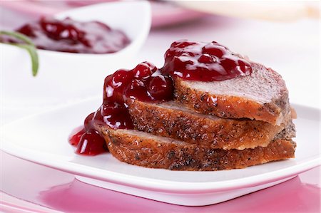 roasted (meat) - Roast goose breast and cranberry sauce Foto de stock - Sin royalties Premium, Código: 659-06186188