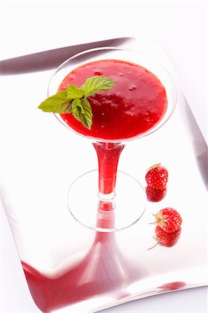 simsearch:659-06903550,k - Un smoothie aux fraises à la menthe Photographie de stock - Premium Libres de Droits, Code: 659-06186191