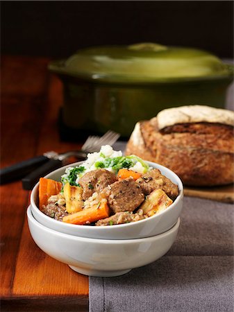 stewed - Irish Guinness stew with lamb and carrots Foto de stock - Sin royalties Premium, Código: 659-06186206