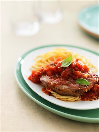 simsearch:659-06493863,k - Beefsteak alla pizzaiola with tomatoes and spaghetti Stock Photo - Premium Royalty-Free, Code: 659-06186216