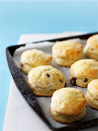 scone - Scones raisins secs sur une plaque à pâtisserie Photographie de stock - Premium Libres de Droits, Code: 659-06186213