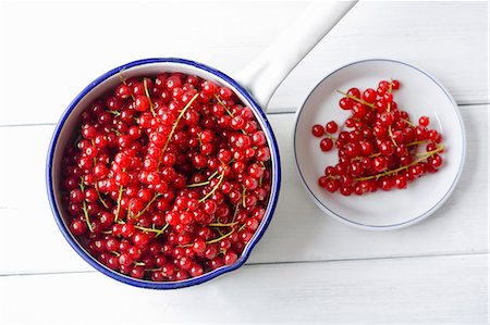 Redcurrants in a bowl and on a plate Stock Photo - Premium Royalty-Free, Code: 659-06186220