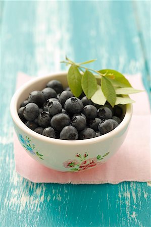 Blueberries and leaves in a bowl Foto de stock - Sin royalties Premium, Código: 659-06186237