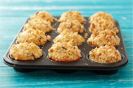 streusel muffin - Apple muffins topped with nut crumble in a muffin tin Stock Photo - Premium Royalty-Free, Code: 659-06186232