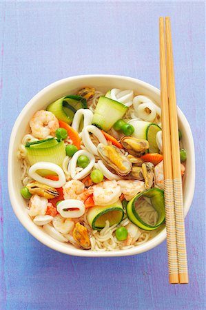 simsearch:659-08940877,k - Noodle soup with prawns, squid, mussels and courgettes (Asia) Stock Photo - Premium Royalty-Free, Code: 659-06186254