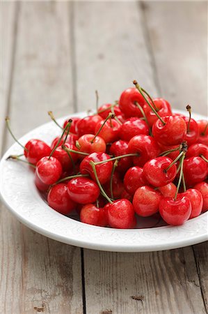 A plate of cherries Foto de stock - Sin royalties Premium, Código: 659-06186261