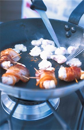 Goat's cheese wrapped in bacon Foto de stock - Sin royalties Premium, Código: 659-06186274