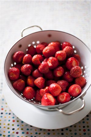 simsearch:659-06186737,k - Strawberries in a colander Foto de stock - Royalty Free Premium, Número: 659-06186270