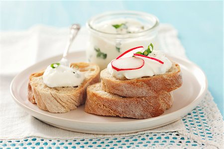 Slices of bread topped with chive quark and radishes Stock Photo - Premium Royalty-Free, Code: 659-06186295