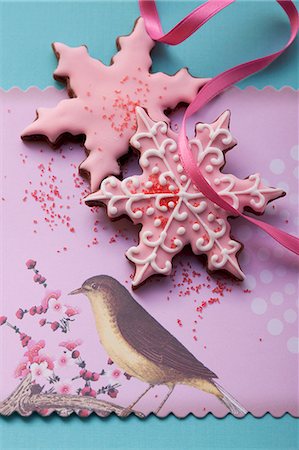 Star-shaped Christmas biscuits with pink icing Stock Photo - Premium Royalty-Free, Code: 659-06186339