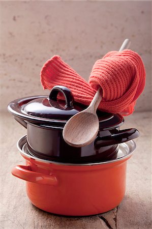 simsearch:659-07597280,k - Pots, a wooden spoon and pot holders Foto de stock - Sin royalties Premium, Código: 659-06186333