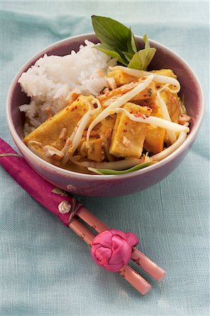 Fried tofu with beansprouts and rice (Asia) Foto de stock - Sin royalties Premium, Código: 659-06186357