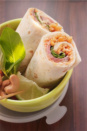envolver - Roast beef wraps in a lunch box Foto de stock - Sin royalties Premium, Código: 659-06186364
