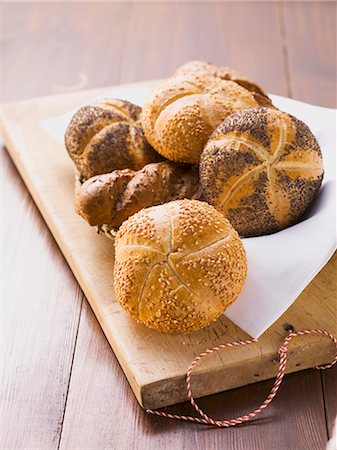 rundstück - Sesam Brötchen, Mohn Saatgut Brötchen und Baguettes in einem Brotkorb ausgesät Stockbilder - Premium RF Lizenzfrei, Bildnummer: 659-06186367