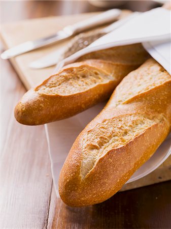 Baguettes in a bread basket Foto de stock - Sin royalties Premium, Código: 659-06186369