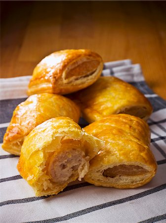 simsearch:659-06187392,k - Sausage rolls Foto de stock - Sin royalties Premium, Código: 659-06186397