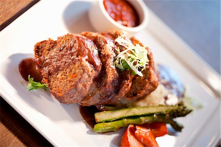 roast (cut of meat) - Meatloaf with Ketchup and Mashed Potatoes Served with Carrots and Asparagus Stock Photo - Premium Royalty-Free, Code: 659-06186424
