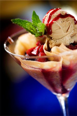 sundaes ice cream images - Sundae de crème glacée avec sauce aux baies dans un verre à tige Photographie de stock - Premium Libres de Droits, Code: 659-06186448