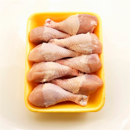 Pilons de poulet crus sur le plateau de styromousse Photographie de stock - Premium Libres de Droits, Code: 659-06186457