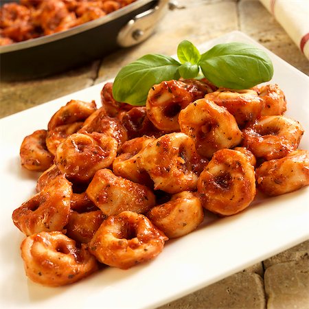 filling - Tortellini de boeuf avec Sauce Marinara sur un plat blanc ; Garnir de basilic Photographie de stock - Premium Libres de Droits, Code: 659-06186452