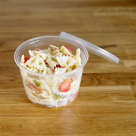 plastic tableware - Salade de pâtes Toscane dans un aller de conteneur Photographie de stock - Premium Libres de Droits, Code: 659-06186470