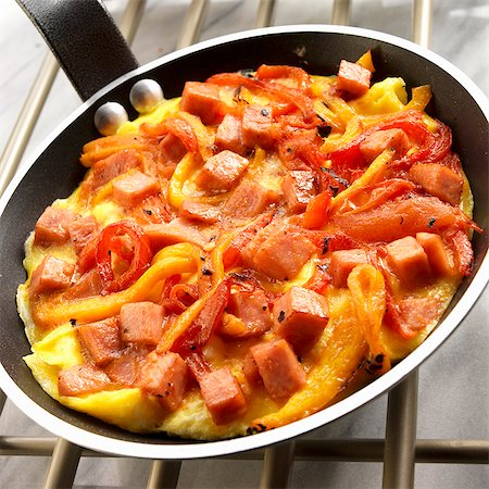 Piperrada (omelette de poivre Basque) dans une poêle à frire Photographie de stock - Premium Libres de Droits, Code: 659-06186488