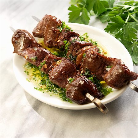 skewered meat - Beef Skewers with Chimichurri Sauce Foto de stock - Sin royalties Premium, Código: 659-06186491