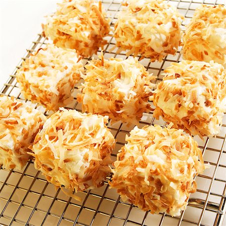 Homemade Marshmallows Covered with Toasted Coconut on a Cooling Rack Foto de stock - Sin royalties Premium, Código: 659-06186493