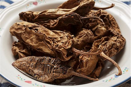 peperoncini - Dried Whole Chipotle Peppers in a Bowl Foto de stock - Sin royalties Premium, Código: 659-06186518