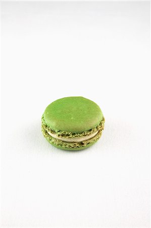 A Single Pistachio Macaroon on a White Background Foto de stock - Sin royalties Premium, Código: 659-06186537