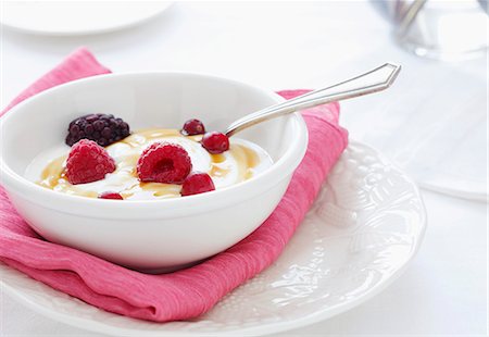 sciroppo - Bowl of Organic Yogurt with Cranberries, Raspberries, Blackberries and Agave Syrup Fotografie stock - Premium Royalty-Free, Codice: 659-06186544