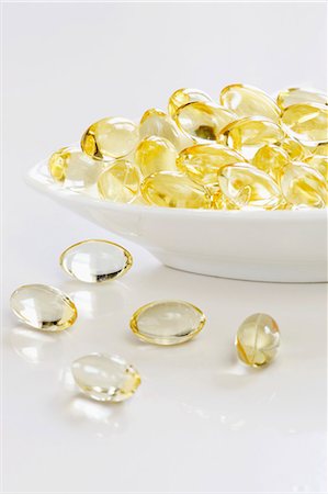 food supplements - Bowl Full of Vitamin D Capsules Stock Photo - Premium Royalty-Free, Code: 659-06186543