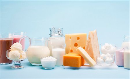 simsearch:659-07068818,k - Divers produits (fromage, crème glacée, laits frappés et lait) sur un fond bleu laitiers Photographie de stock - Premium Libres de Droits, Code: 659-06186554