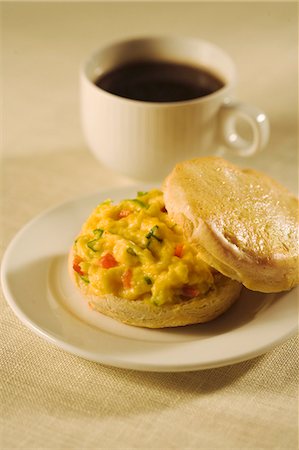 scrambled - Scrambled Egg Breakfast Sandwich on a Biscuit with a Cup of Coffee Foto de stock - Sin royalties Premium, Código: 659-06186569