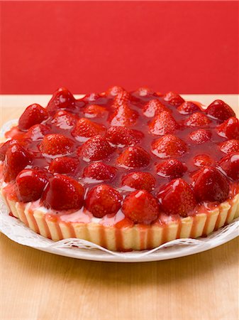 simsearch:659-08940538,k - Flan aux fraises Photographie de stock - Premium Libres de Droits, Code: 659-06186563