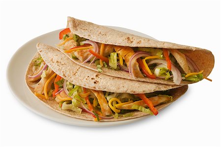 simsearch:659-06306997,k - Deux Tacos de poulet sur Tortillas de blé entier ; Plaque blanche sur fond blanc Photographie de stock - Premium Libres de Droits, Code: 659-06186576