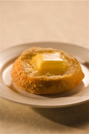 panecillo - Biscuit de petit déjeuner avec beurre de fusion Photographie de stock - Premium Libres de Droits, Code: 659-06186570