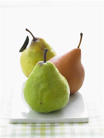 simsearch:6115-06732903,k - Three Assorted Pears in a Row on Rectangular Dish Stock Photo - Premium Royalty-Free, Code: 659-06186585