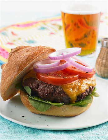 Cheeseburger avec laitue, tomate et oignon Photographie de stock - Premium Libres de Droits, Code: 659-06186586