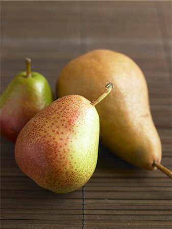 simsearch:659-06185542,k - Three different pears Foto de stock - Royalty Free Premium, Número: 659-06186582