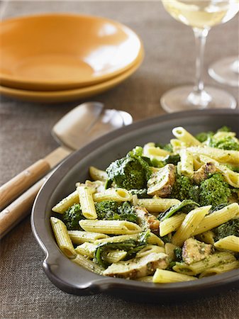 penne - Penne with Broccoli and Mushrooms Tossed with Pesto Foto de stock - Sin royalties Premium, Código: 659-06186605