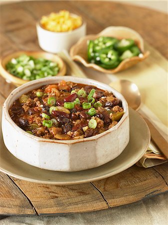 simsearch:659-06154389,k - Bol de Chili Con Carne avec garnitures assorties Photographie de stock - Premium Libres de Droits, Code: 659-06186609