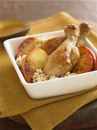 simsearch:659-08940674,k - Pilons de poulet braisé aux pommes avec du riz Photographie de stock - Premium Libres de Droits, Code: 659-06186602