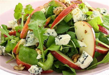 Mixed leaf salad with apple, blue cheese and walnuts Stock Photo - Premium Royalty-Free, Code: 659-06186626