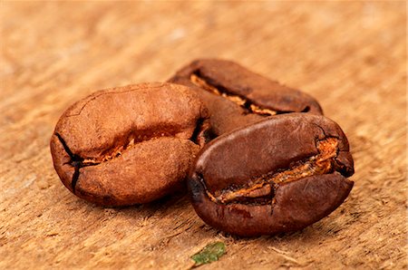 Three coffee beans on wood (close-up) Foto de stock - Sin royalties Premium, Código: 659-06186629