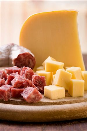 saucisson - Fromage et salami, coupé en cubes et son ensemble Photographie de stock - Premium Libres de Droits, Code: 659-06186623