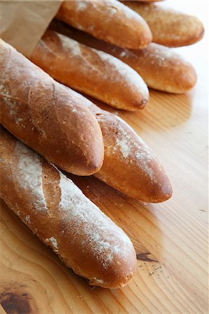 Several baguettes in paper bag Foto de stock - Sin royalties Premium, Código: 659-06186638