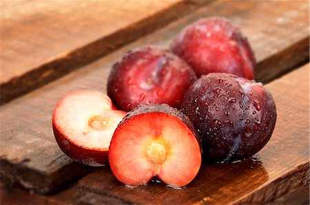 simsearch:659-06373453,k - Plums, whole and halved, on wooden crate Foto de stock - Sin royalties Premium, Código: 659-06186633