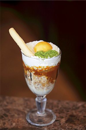 sundae - Vanilla and caramel ice cream with pistachios Foto de stock - Sin royalties Premium, Código: 659-06186646