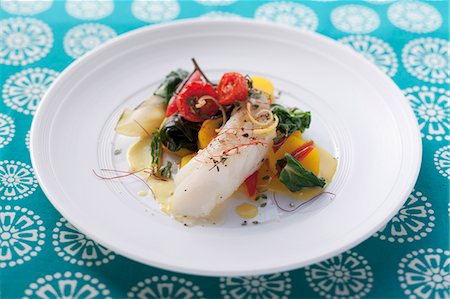 simsearch:659-06186651,k - Cod with vegetables, lemon sauce and saffron Fotografie stock - Premium Royalty-Free, Codice: 659-06186649